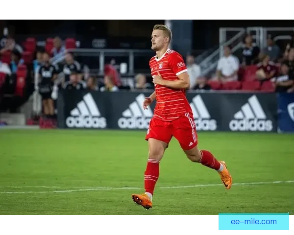 曼联宣布以总价5000万欧签下拜仁核心德里赫特正式加盟